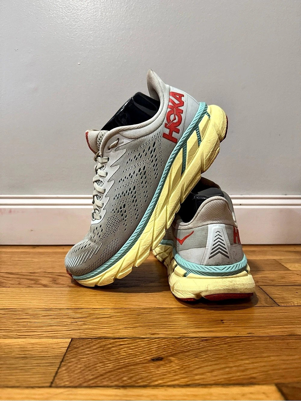 Hoka Clifton 8 Athletic Shoes US 8.5 D Gray & Yellow